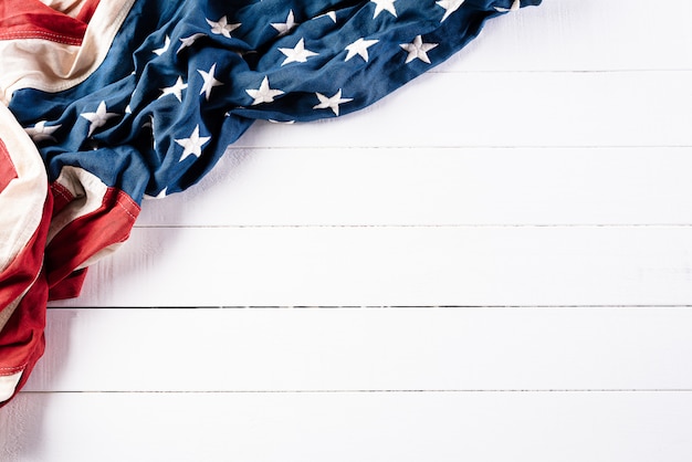 Photo american flags against white wooden wall