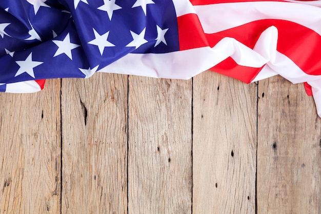 Photo american flags on old wood background