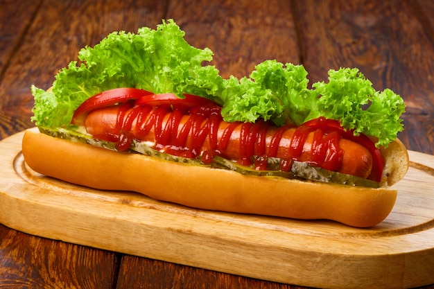 Hot dog americano dell'alimento con lattuga