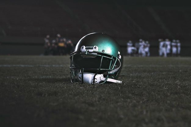 Foto casco da football americano sull'erba