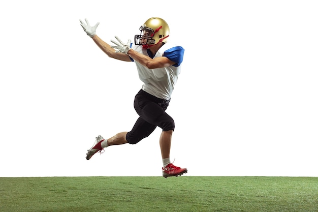 Giocatore di football americano in azione isolato su sfondo bianco studio