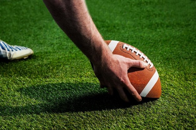 Photo american football player preparing for a drop kick