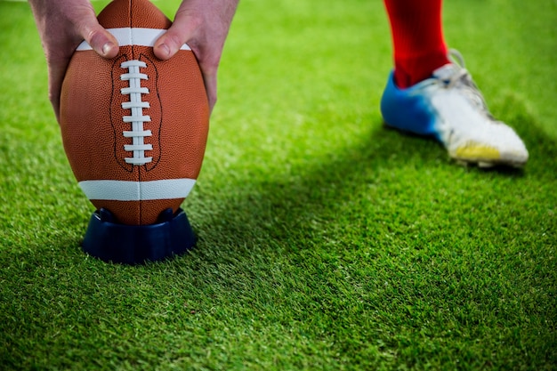 Photo american football player preparing for a drop kick