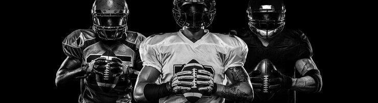 Photo american football player sportsman in helmet on dark background black and white photo sport wallpaper