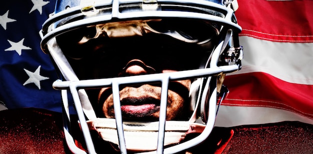 Foto american football player tegen het volledige frame van de amerikaanse vlag