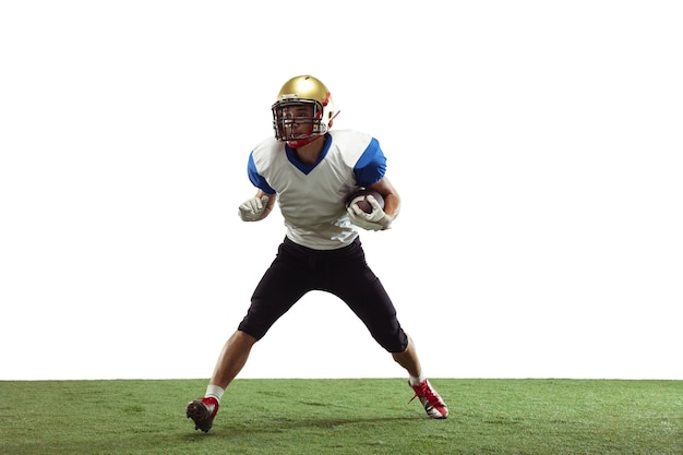 American football-speler in actie geïsoleerd op witte studio background