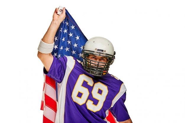 American Football-speler met uniforme en Amerikaanse vlag trots op zijn land, op een witte achtergrond.