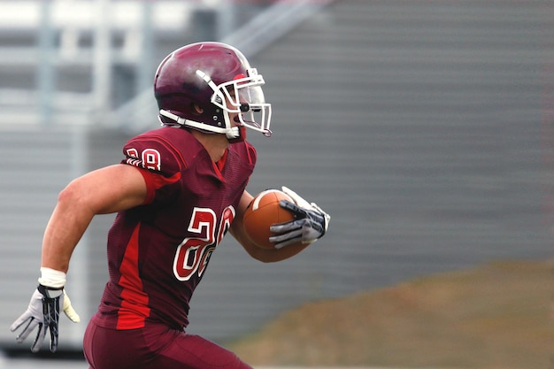 Foto american football-speler rent met bal