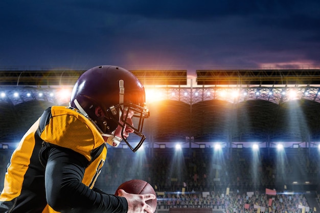 Foto american football-speler staande op het grote moderne stadion. gemengde media