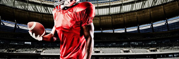 American football-speler tegen rugby doelpaal op een zonnige dag in het stadion