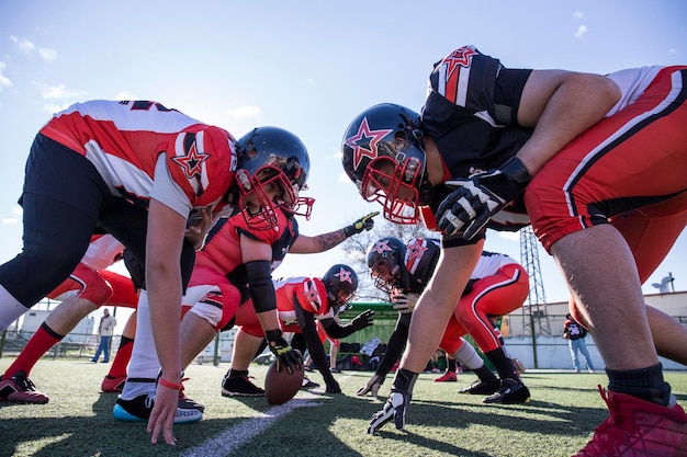 American football-spelers op de scrimmagelijn tijdens een wedstrijd