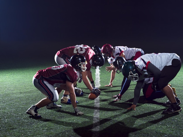 American football-spelers zijn klaar om 's nachts op het veld te beginnen
