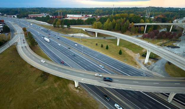 Фото Пересечение американских автострад с быстро движущимися легковыми и грузовыми автомобилями вид сверху на транспортную инфраструктуру сша