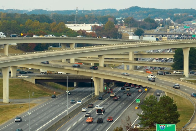 빠르게 운전하는 자동차와 트럭이 있는 미국 고속도로 교차로 미국 교통 인프라 위에서 보기