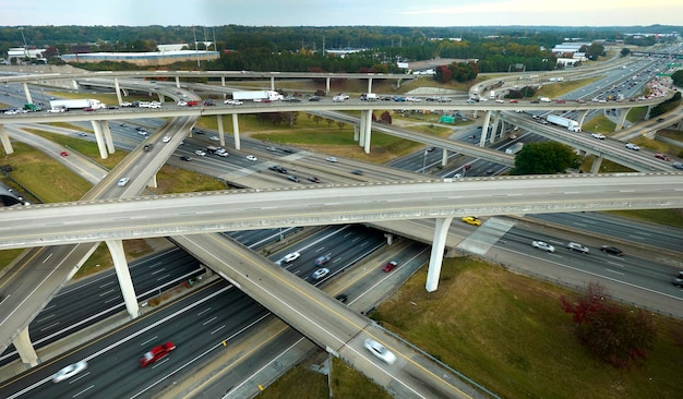 Photo american freeway intersection with fast driving cars and trucks view from above of usa transportation infrastructure