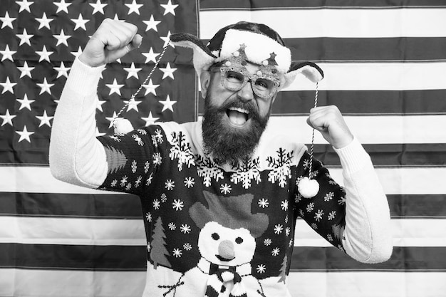 Photo american guy joined cheerful celebration american tradition santa claus on american flag celebrate xmas and new year christmas tradition from usa proud of my country winter holidays season