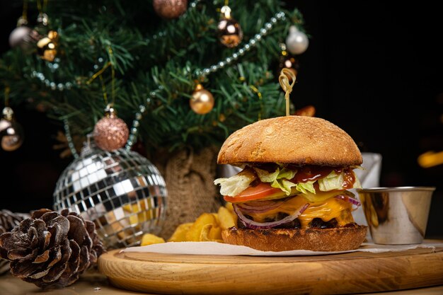 Американский гамбургер с соусом и картофелем фри. До Нового Года и Рождества