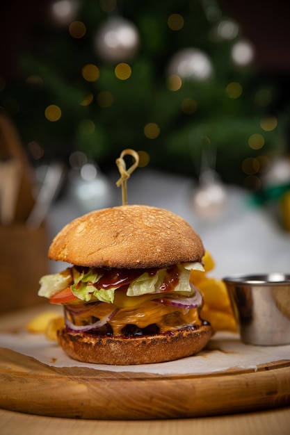 Hamburger americano, con salsa e patatine fritte. fino al nuovo anno e al natale