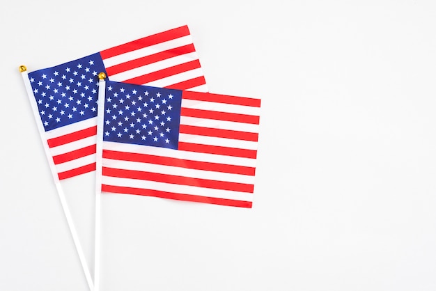 Foto bandiere americane della mano su fondo bianco