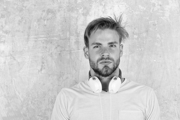 Photo american handsome bearded guy with headphones