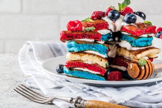 Festa dell'indipendenza americana 4 luglio idea colazione, frittelle bianche blu rosse a strisce rosse fatte in casa