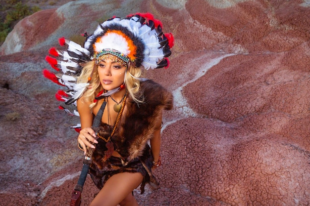 Photo american indian girl in native costume headdress made of feathers of birds