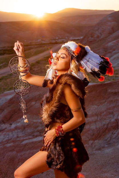 Photo american indian girl in native costume headdress made of feathers of birds