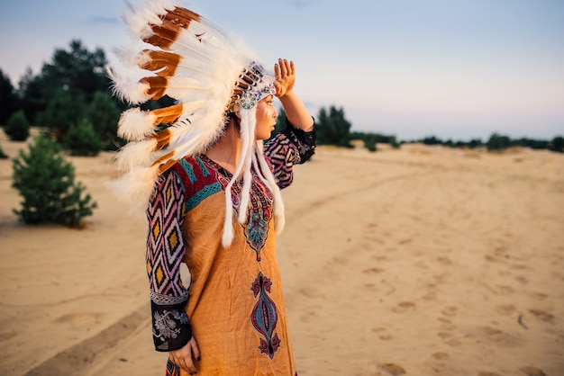 Foto american indian meisje in inheems kostuum buitenshuis