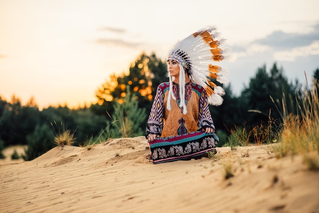 Donna indiana americana che si siede nella posa di yoga