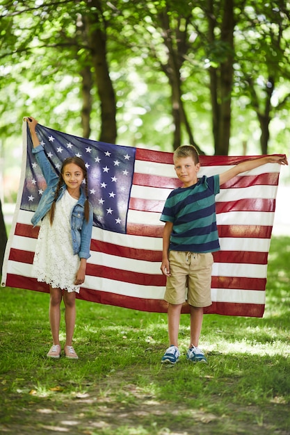 Bambini americani che tengono la bandiera nazionale