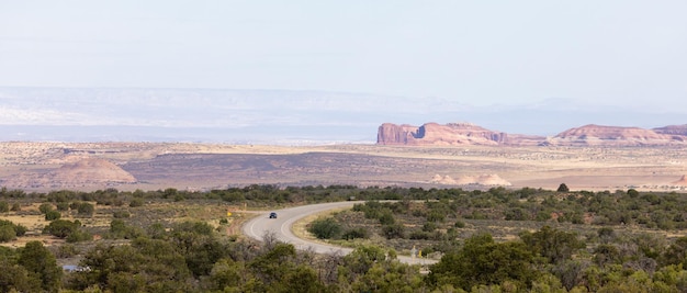 赤い岩山が形成された砂漠のアメリカの風景