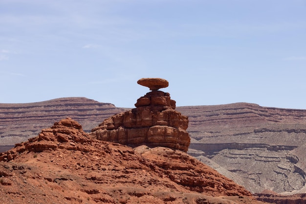 Foto paesaggio americano nel deserto con formazioni montuose di roccia rossa