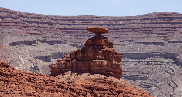 赤い岩山が形成された砂漠のアメリカの風景