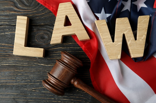 Photo american law concept with judge gavel on wooden background