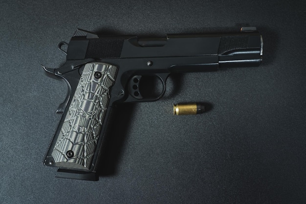 アメリカン・M1911 45カリバー・ピストル クローズアップ 高品質写真