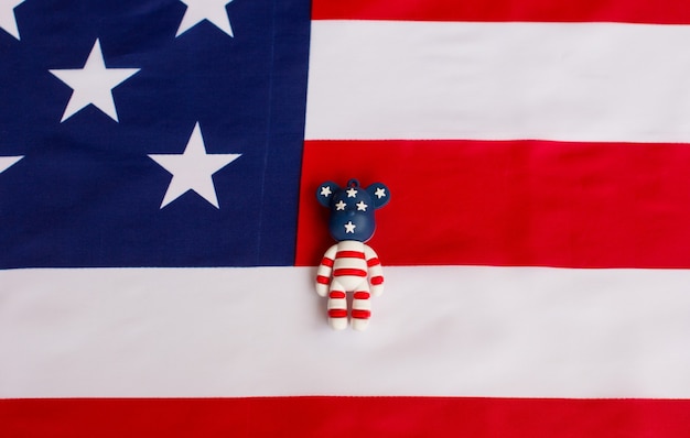 Американец на фоне флага США