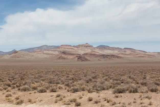 砂漠のアメリカの山の風景