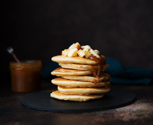 Frittelle americane con caramello e banana