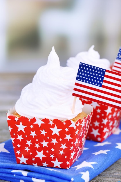 나무 테이블에 미국 애국 휴일 컵 케이크
