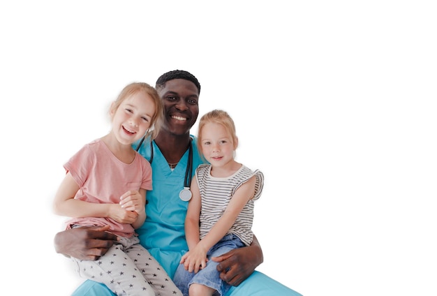 Американский педиатр обнимает двух маленьких девочек, сидящих у него на коленях на белом фоне