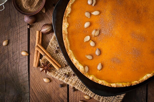 Photo american pumpkin pie with cinnamon and nutmeg