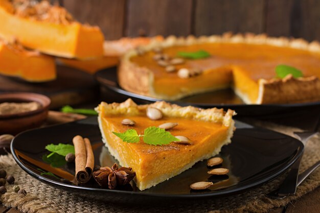 Torta di zucca americana con cannella e noce moscata