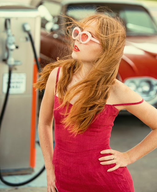미국 복고풍 자동차 오래 된 차 관능적인 여자 빈티지 자동