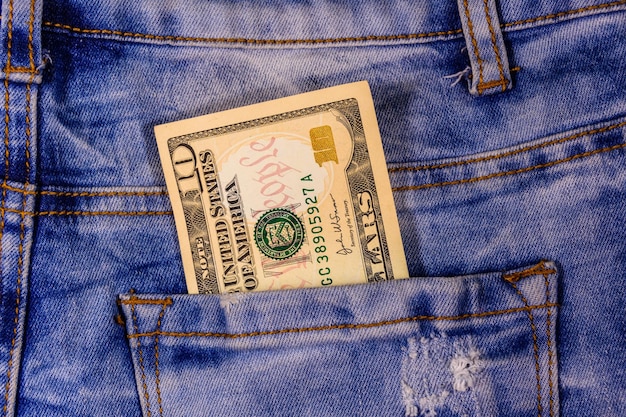 Американские банкноты десять долларов в кармане синих джинсов
