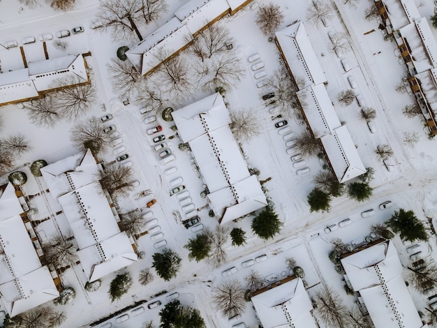 겨울 풍경에 눈이 내린 후 주거 거리에 눈 덮인 겨울의 미국 타운 작은 아파트 단지