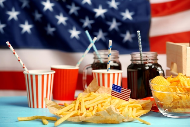 国旗の背景にあるアメリカの伝統的な食べ物