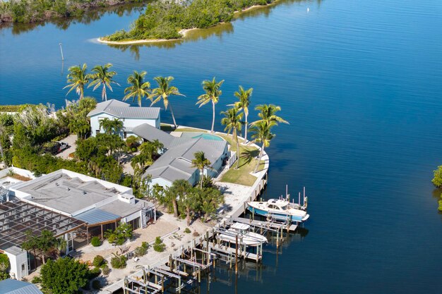 Photo american waterfront houses in rural us suburbs view from above of large residential homes in island small town boca grande on gasparilla island in southwest florida