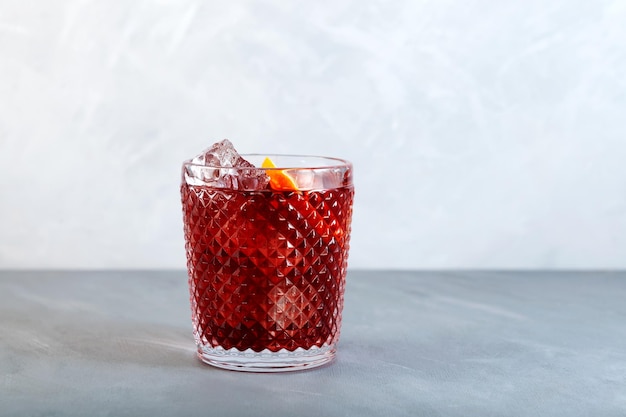 Americano cocktail alcolico con acqua di soda amara al vermouth rosso e cubetti di ghiaccio