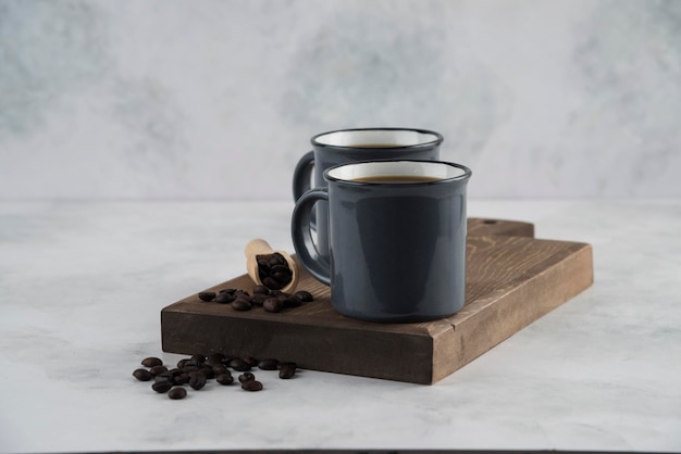 Americano Coffee op houten bord met koffiebonen