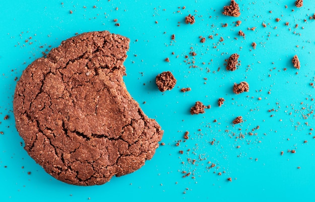 Photo americano cookies on a turquoise background. flat lei. top view.